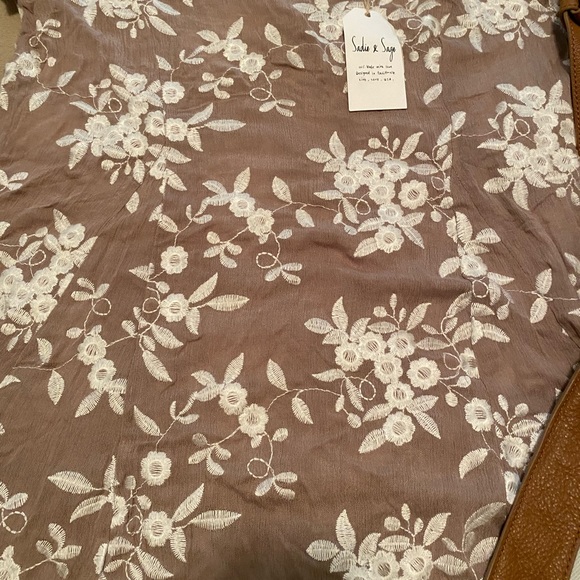 NWT Sadie & Sage top with embroidered flowers - Picture 6 of 10